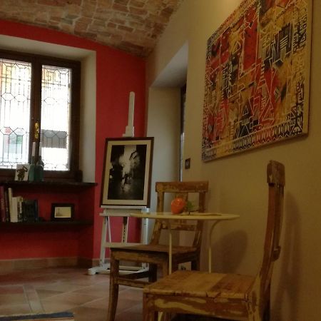 Casa Asso Di Coppe B&B 알바 외부 사진