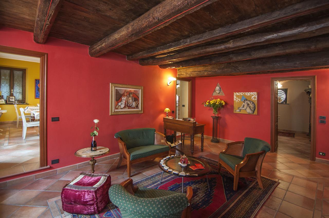 Casa Asso Di Coppe B&B 알바 외부 사진