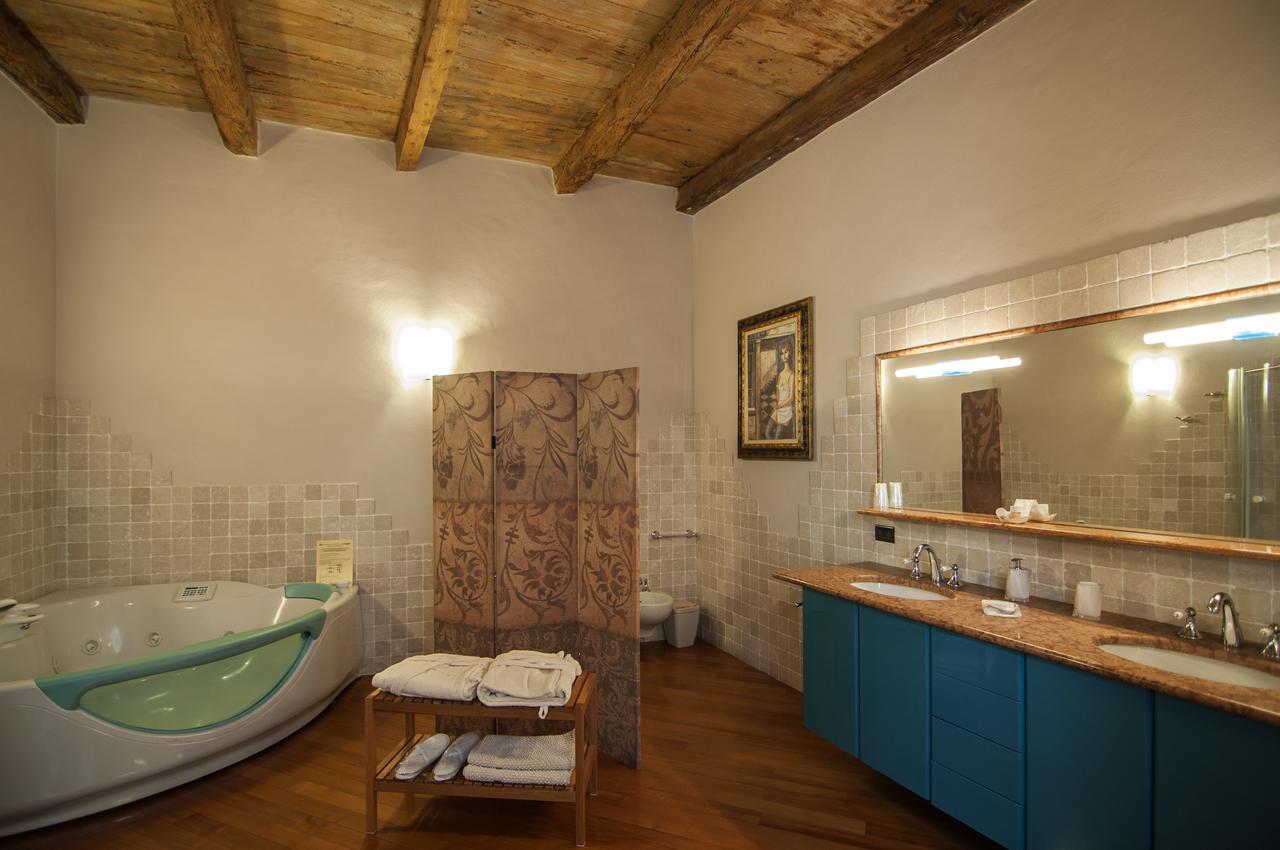 Casa Asso Di Coppe B&B 알바 외부 사진