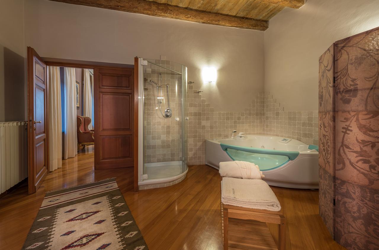 Casa Asso Di Coppe B&B 알바 외부 사진