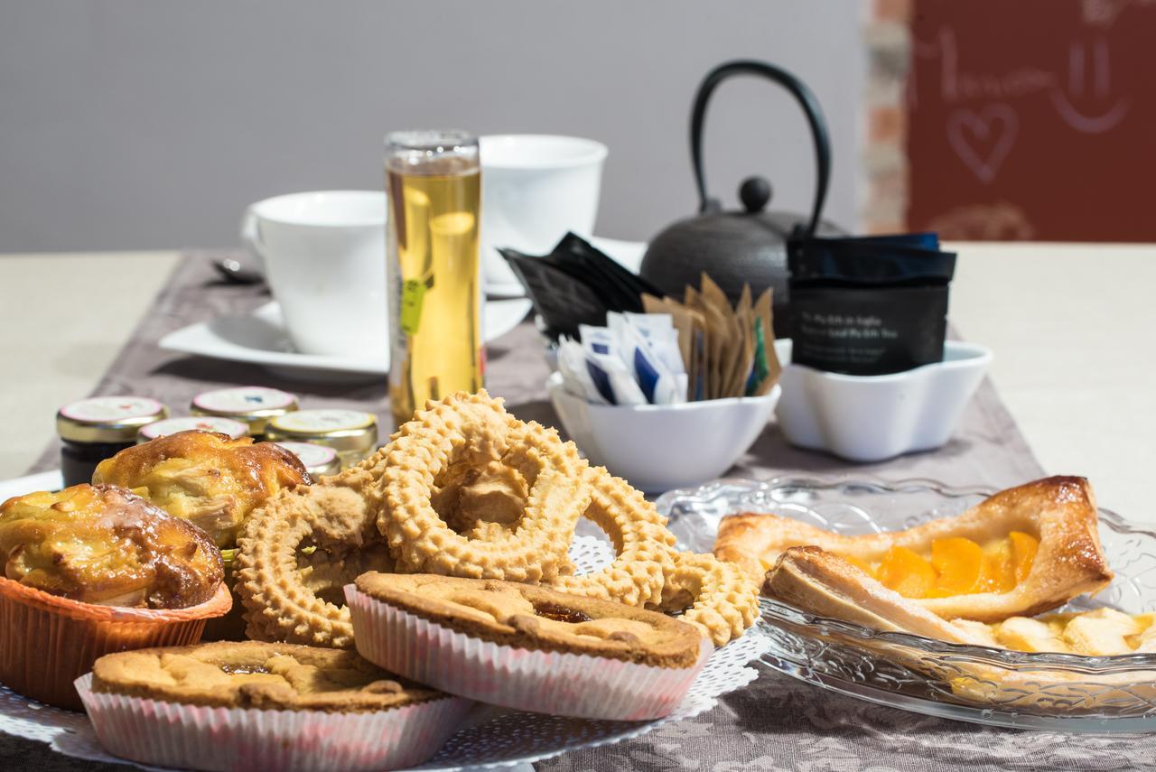 Casa Asso Di Coppe B&B 알바 외부 사진