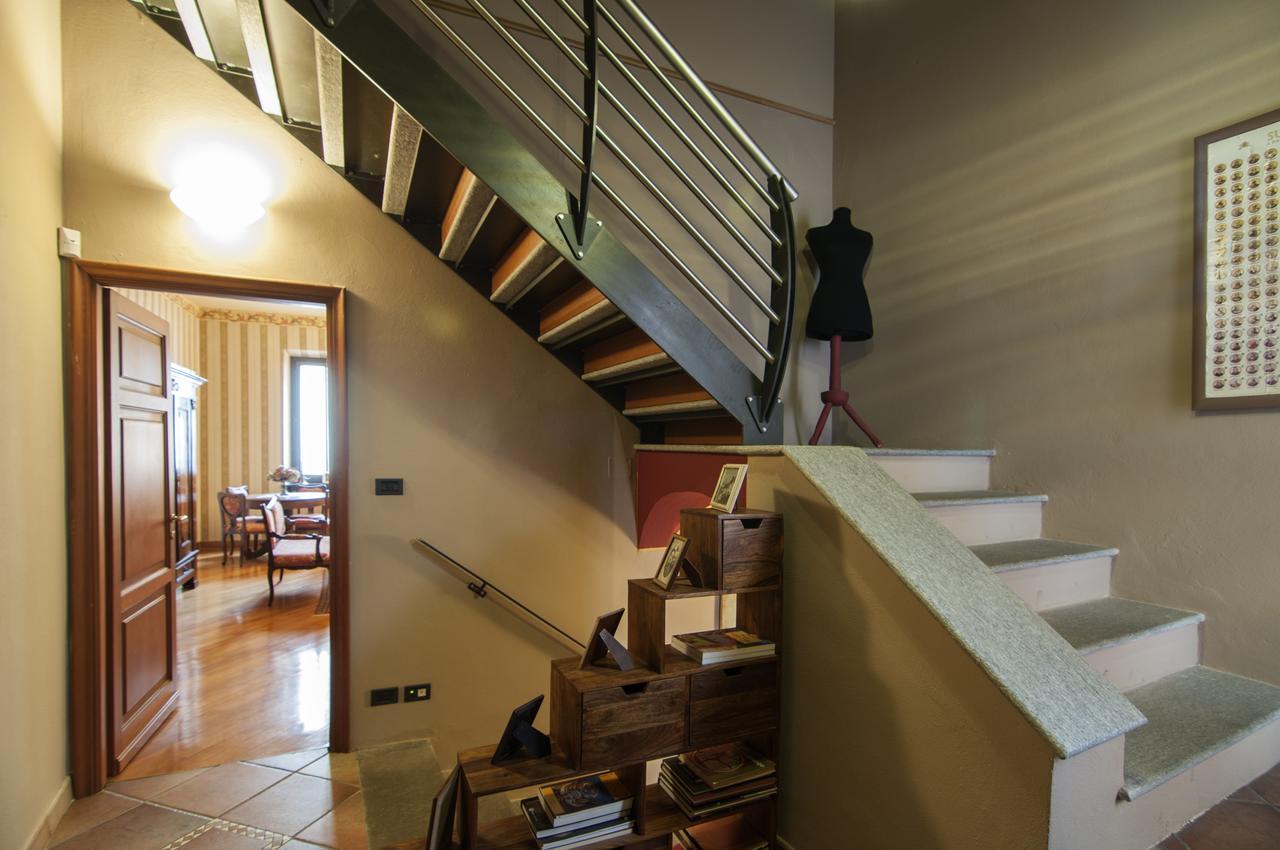 Casa Asso Di Coppe B&B 알바 외부 사진