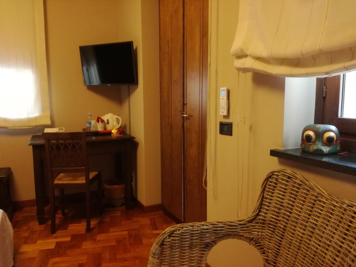 Casa Asso Di Coppe B&B 알바 외부 사진
