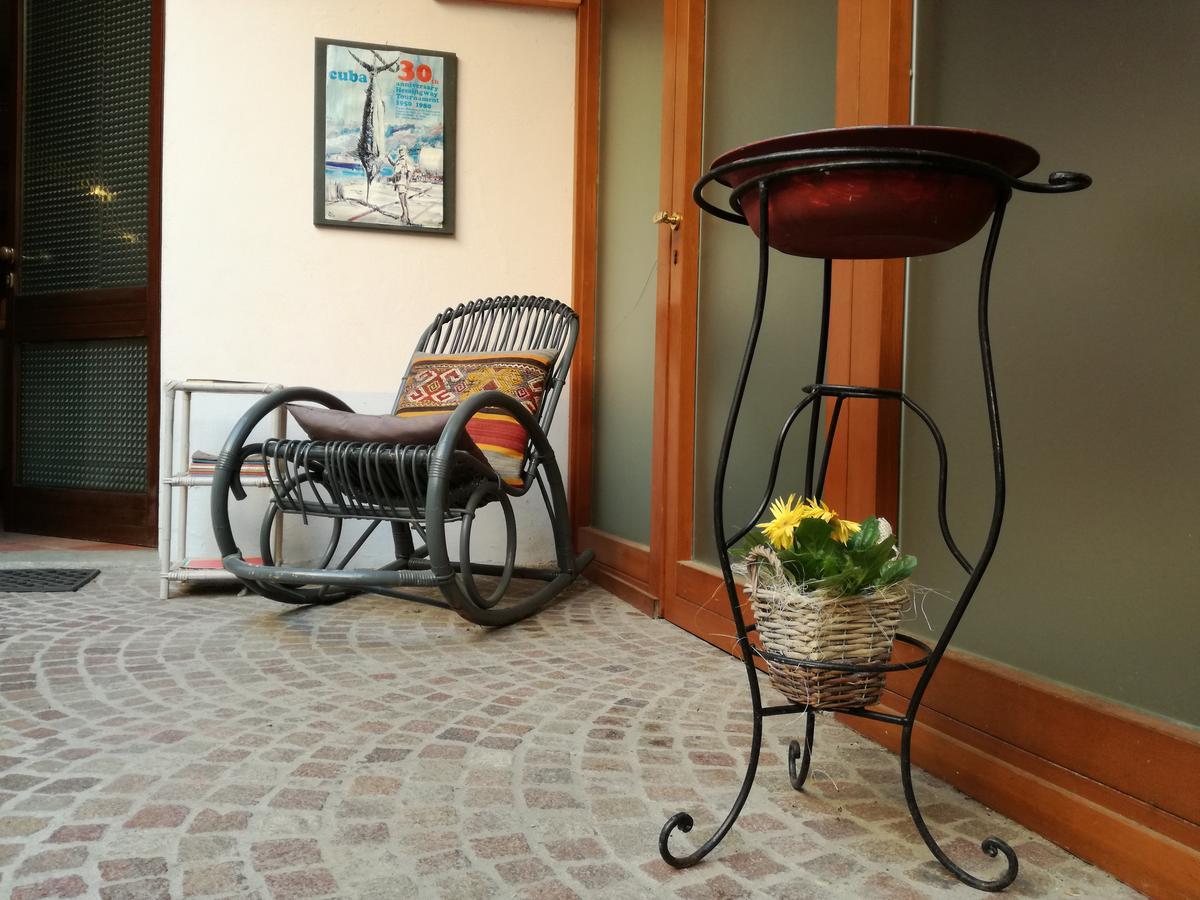 Casa Asso Di Coppe B&B 알바 외부 사진