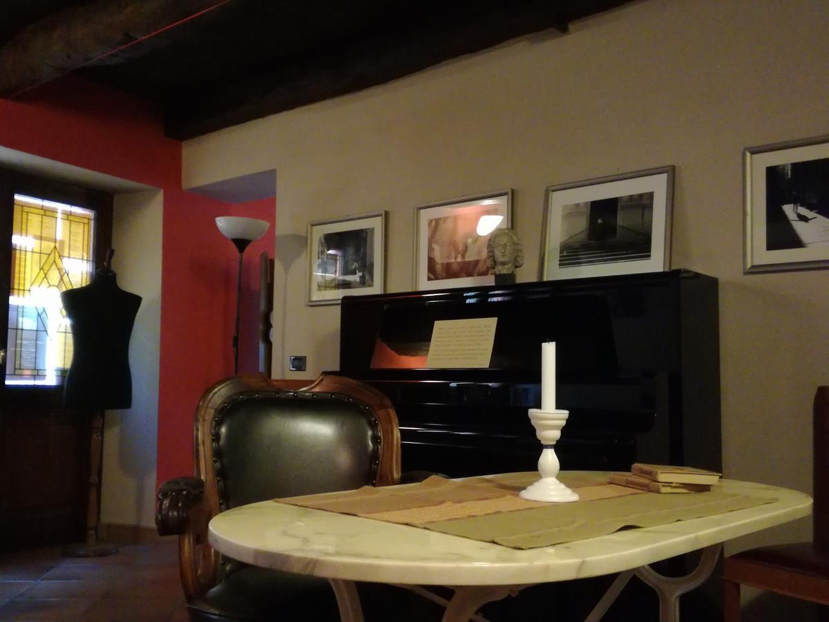 Casa Asso Di Coppe B&B 알바 외부 사진