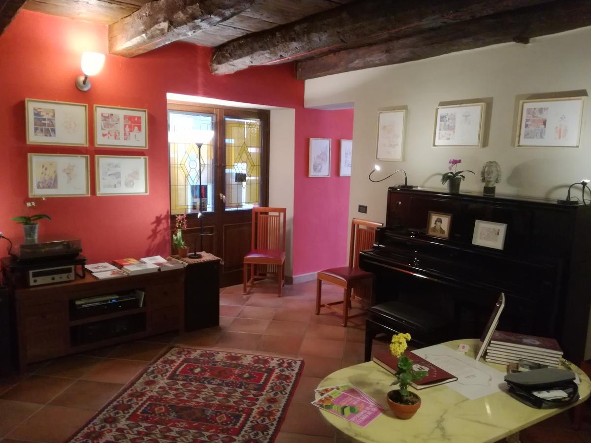Casa Asso Di Coppe B&B 알바 외부 사진